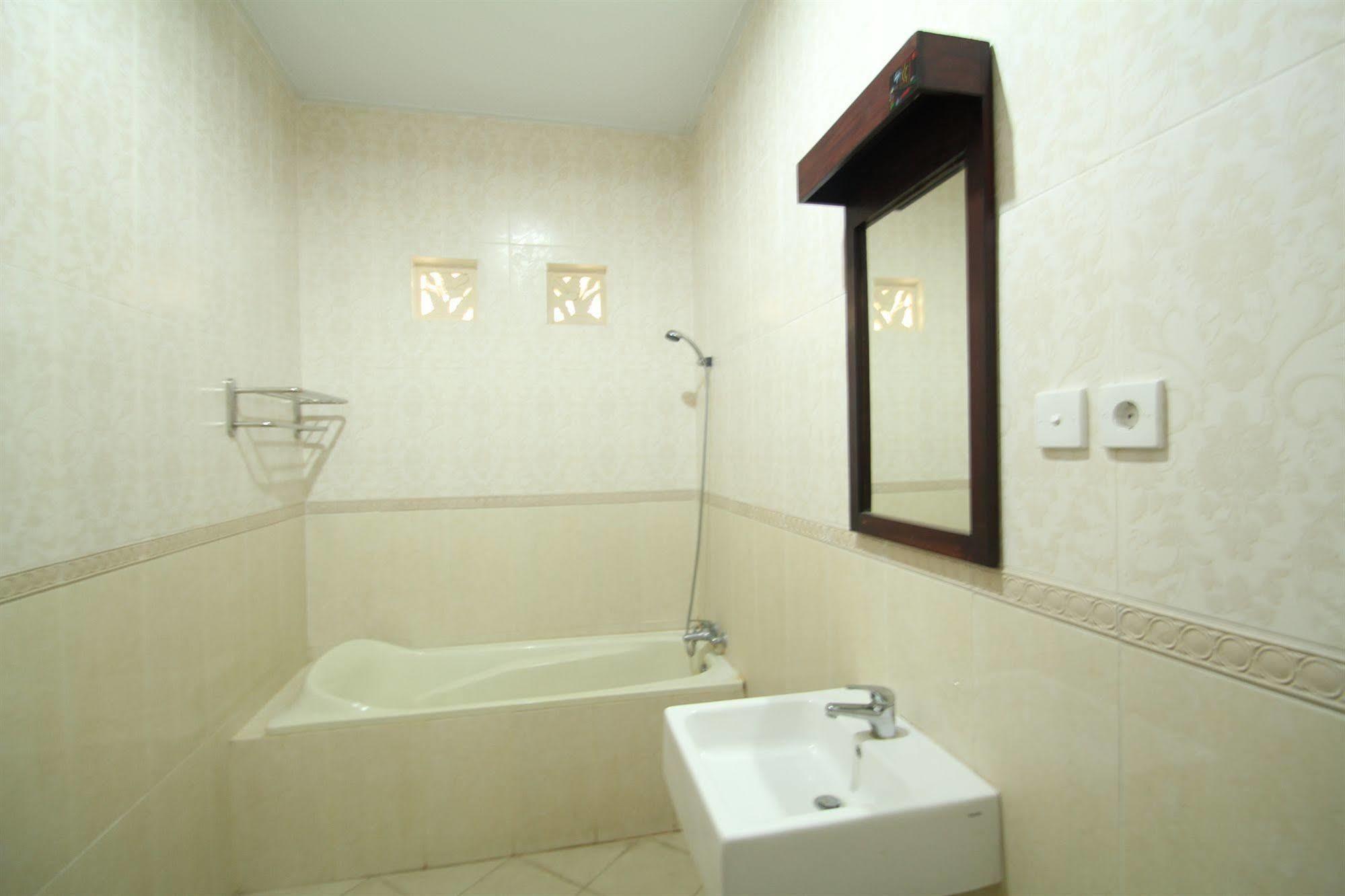 Hotel Lusa At Kuta Beach Exterior photo